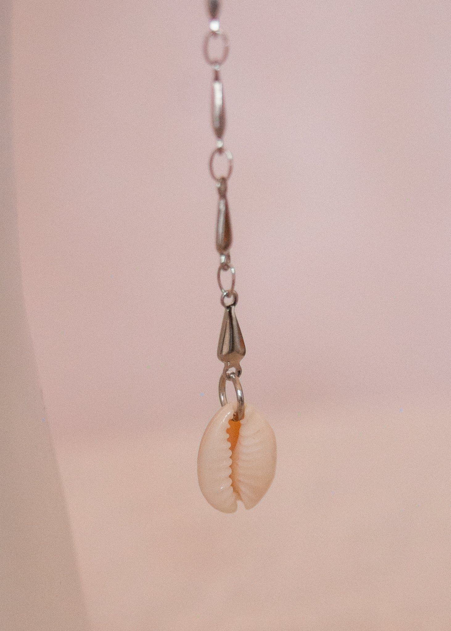 Bijou facial géométrique avec coquillages. Accessoire mystique marin, festival, costume, rituel ou photoshoot.