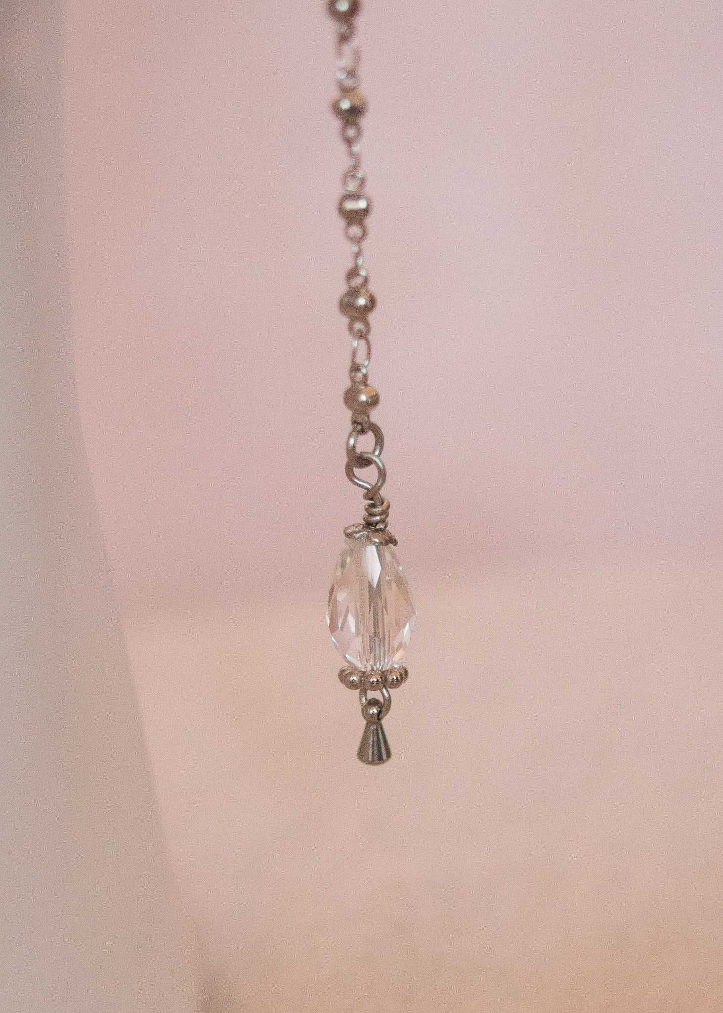 Bijou facial argenté avec cristaux et gouttes d’eau. Accessoire mystique, clair, pour festival, costume ou rituel intuitif.