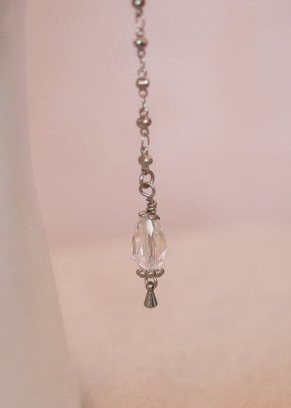 Bijou facial argenté avec cristaux et gouttes d’eau. Accessoire mystique, clair, pour festival, costume ou rituel intuitif.