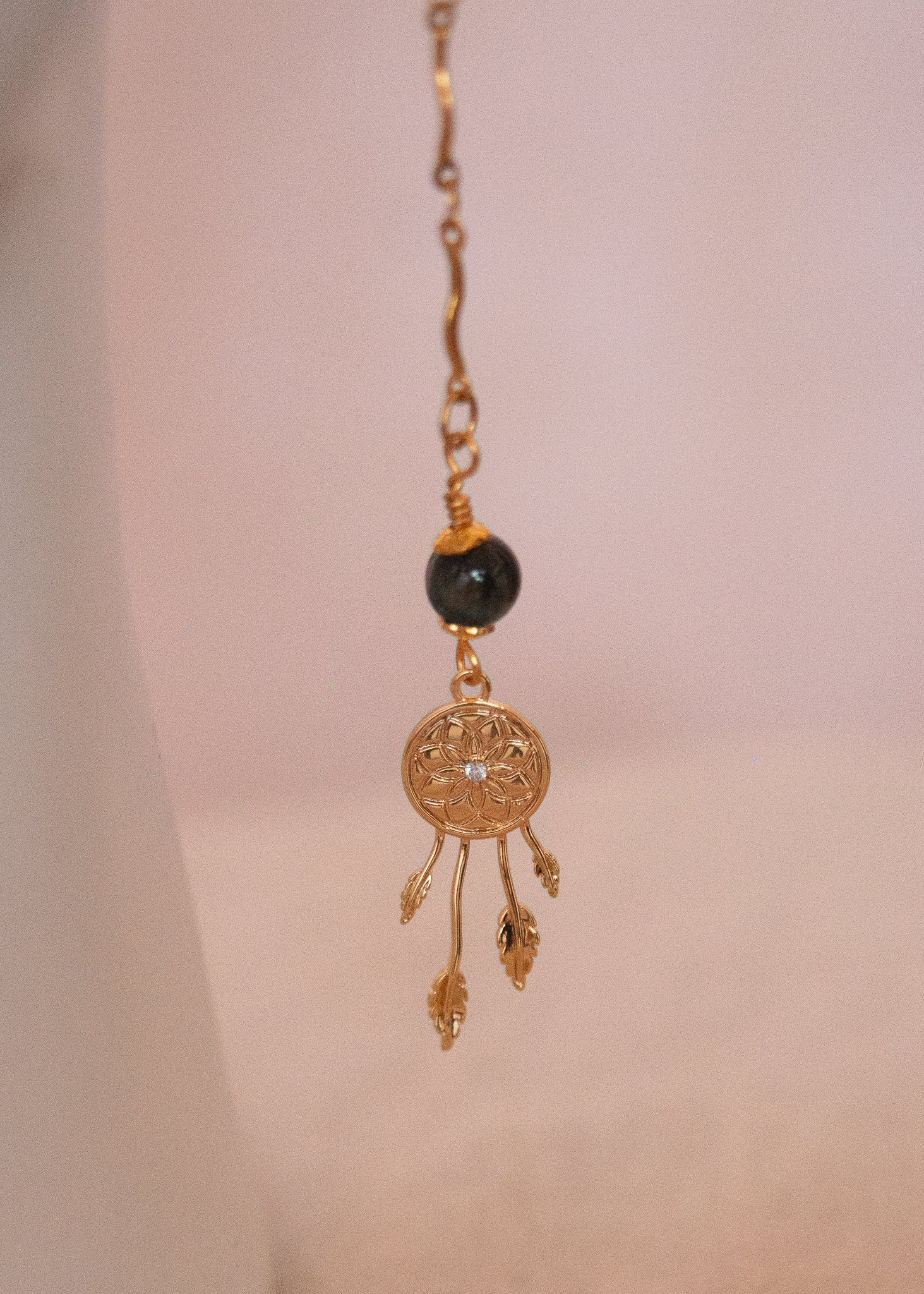 Bijou facial doré avec attrape-rêve, agate noire et cristaux. Accessoire festival, costume mystique, rituel, photoshoot.