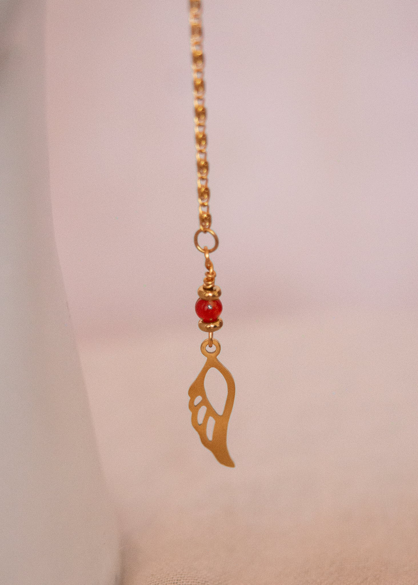 Bijou facial doré délicat avec agate orange rayée et aile en acier. Chaîne de visage solaire inspirée de l’étoile du matin. Bijou festival, costume, photoshoot.