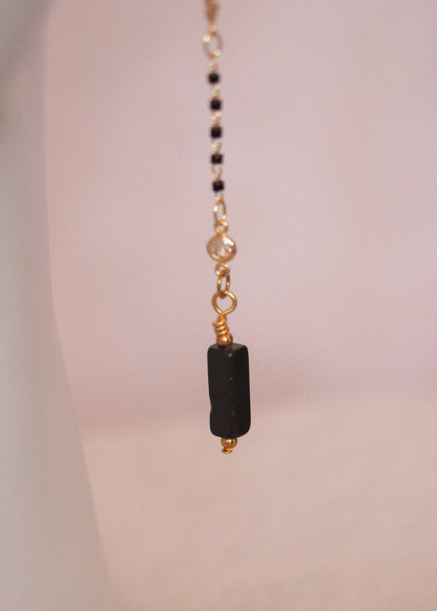 Bijou facial plaqué or avec agate noire rectangulaire et cristaux. Chaîne de visage mystique et protectrice, style goth alchimique.