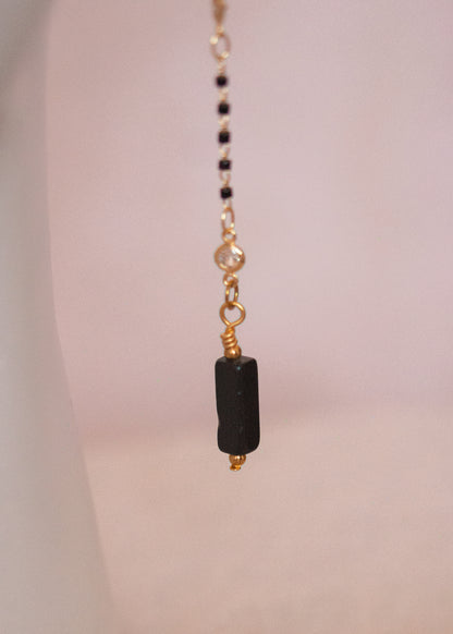 Bijou facial plaqué or avec agate noire rectangulaire et cristaux. Chaîne de visage mystique et protectrice, style goth alchimique.