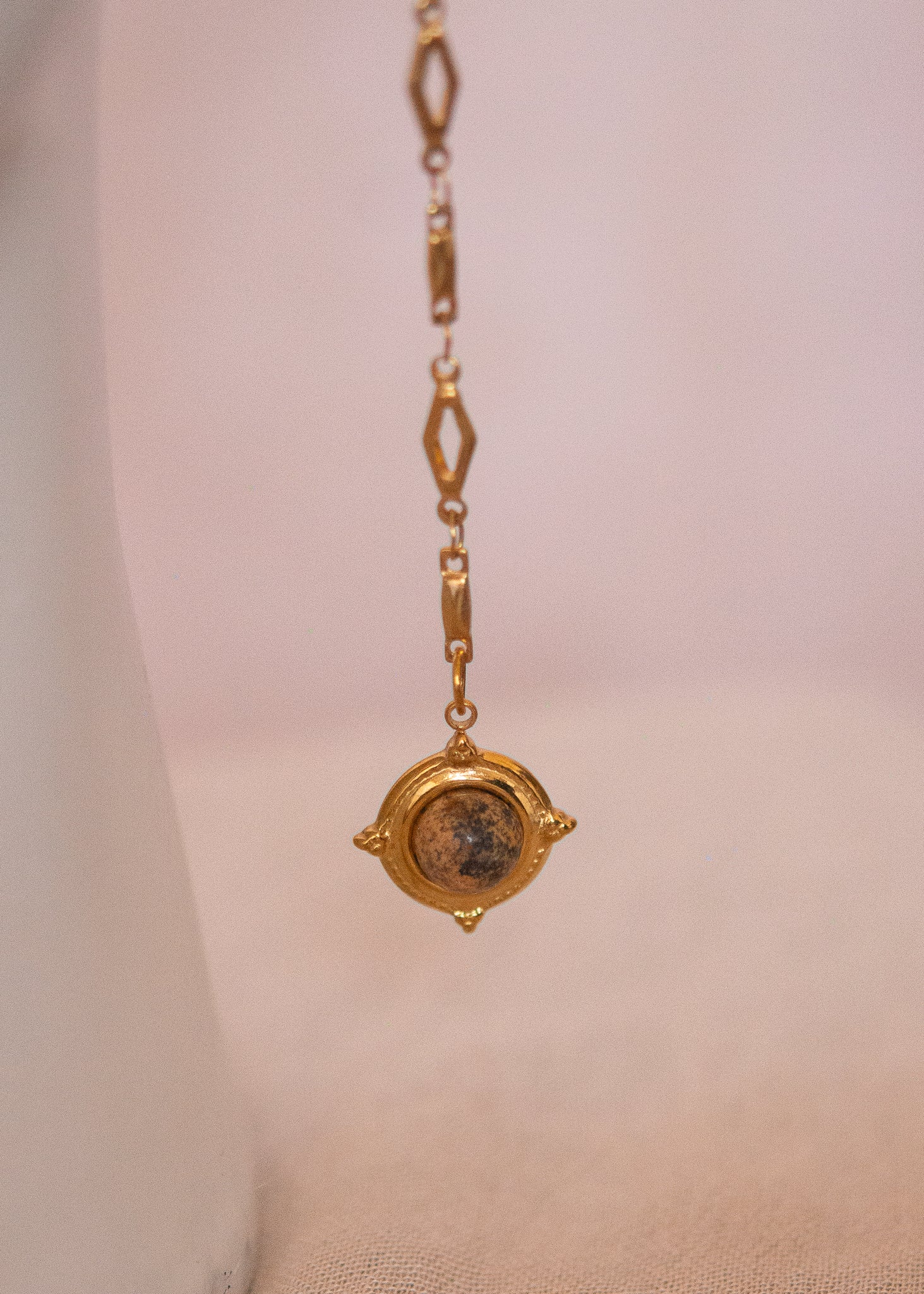 Chaîne de visage mystique en acier doré, géométrie losange et jaspe paysage. Bijou facial pour festival, costume, photoshoot...