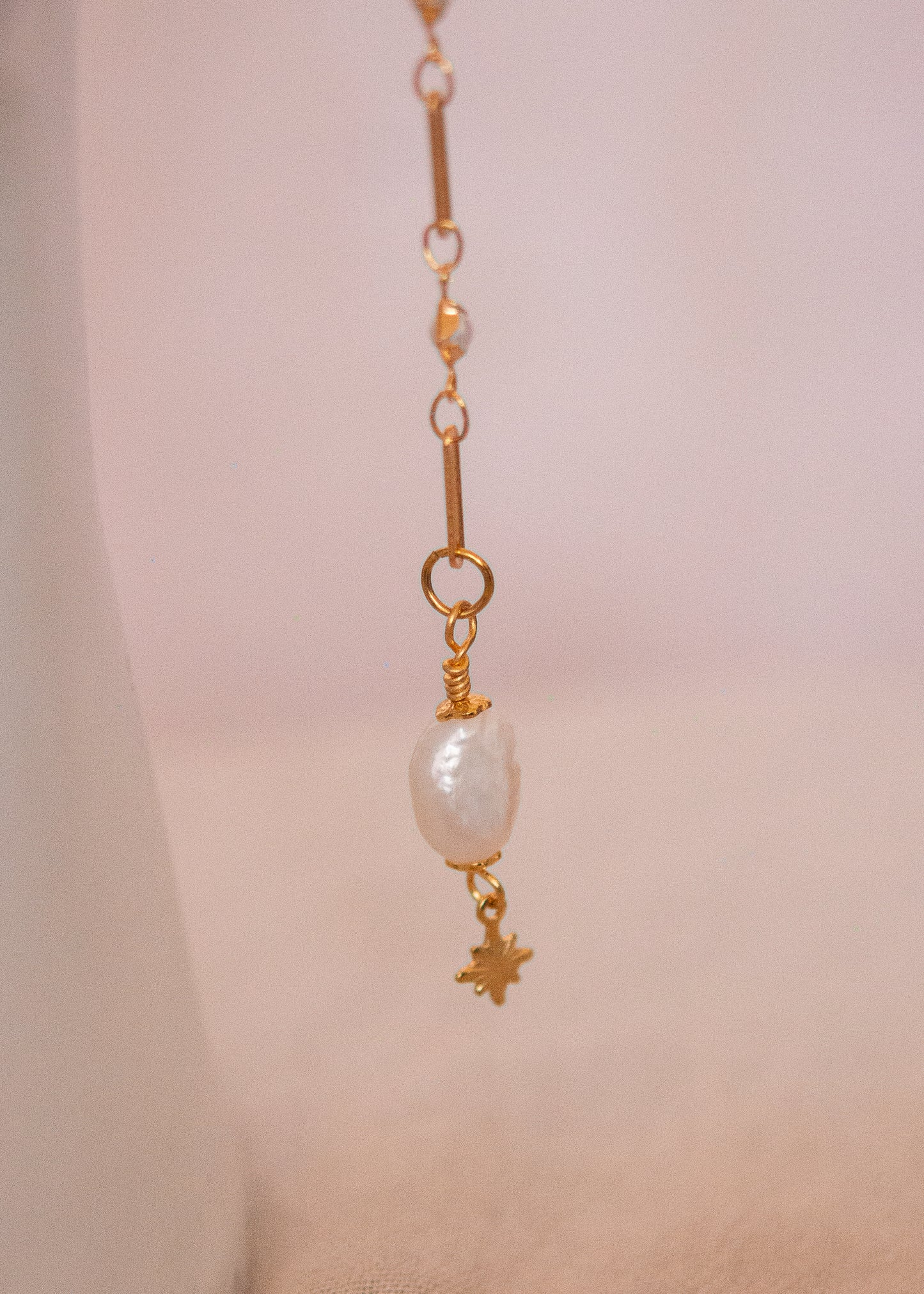 Chaîne de visage dorée avec perles nacrées et perles d’eau douce. Bijou facial mystique, bijou costume, festival, performance de scène.