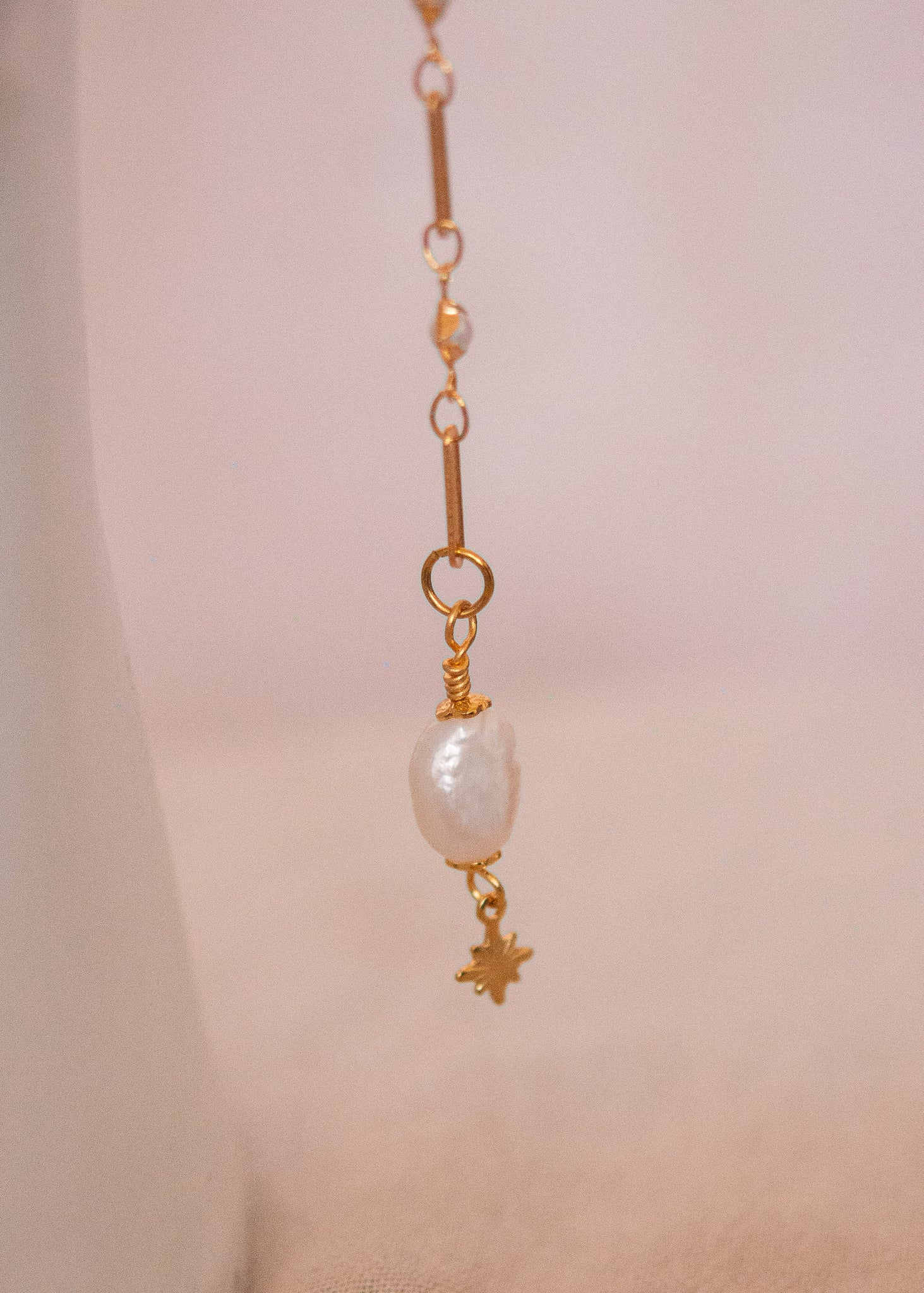 Chaîne de visage dorée avec perles nacrées et perles d’eau douce. Bijou facial mystique, bijou costume, festival, performance de scène.