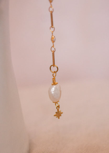 Chaîne de visage dorée avec perles nacrées et perles d’eau douce. Bijou facial mystique, bijou costume, festival, performance de scène.