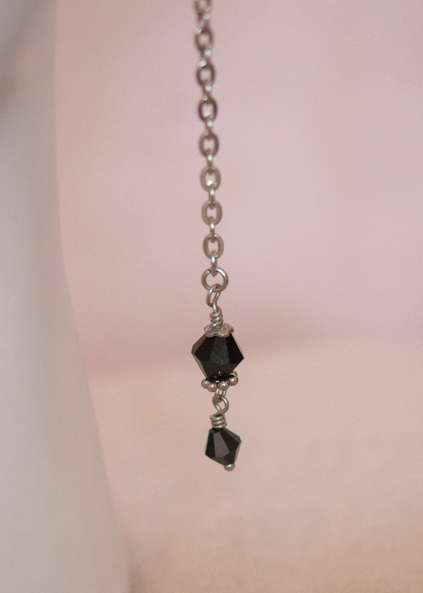 Bijou facial noir et argent avec cristaux facettés. Style gothique, mystique, rituel, costume ou accessoire photoshoot.