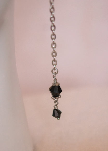 Bijou facial noir et argent avec cristaux facettés. Style gothique, mystique, rituel, costume ou accessoire photoshoot.