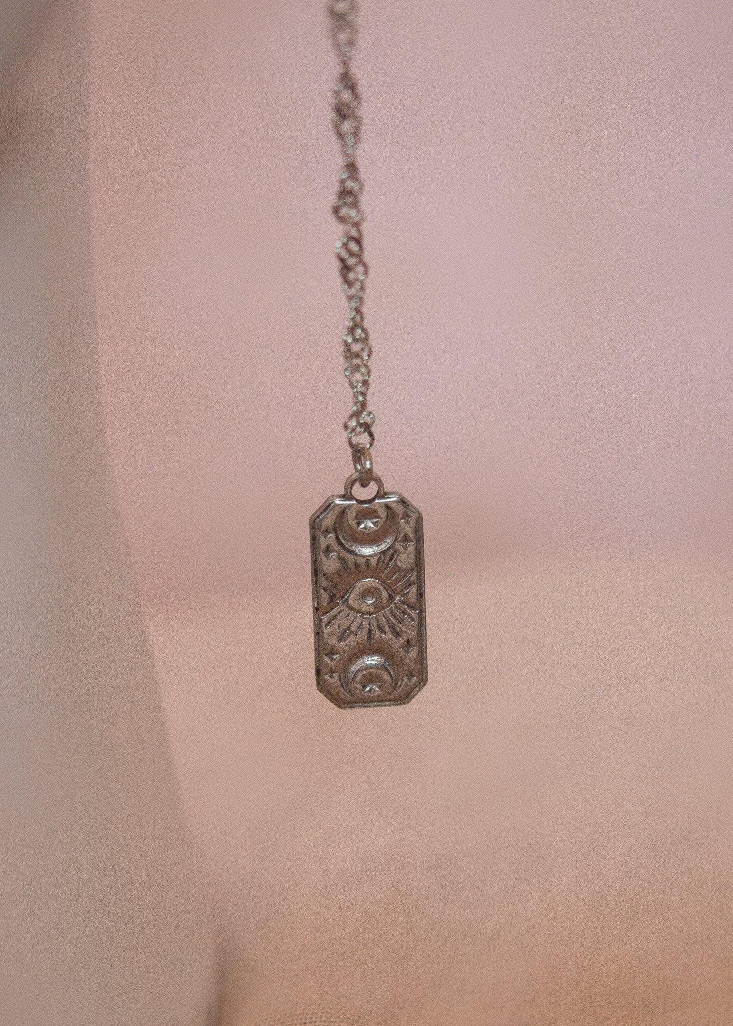 Bijou facial argenté acier inoxydable avec cristaux et cartes de tarot. Accessoire mystique, costume, oracle moderne, festival ou photoshoot rituel.