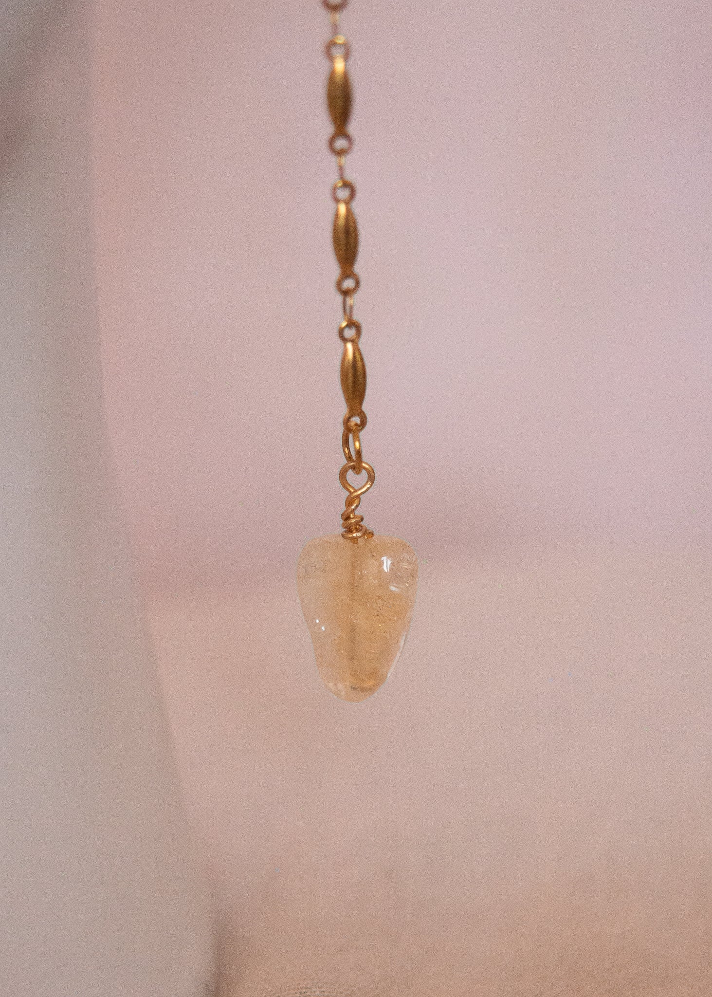 Bijou facial doré fin avec citrine. Parfait pour festival, costume solaire, rituel mystique ou photoshoot lumineux.