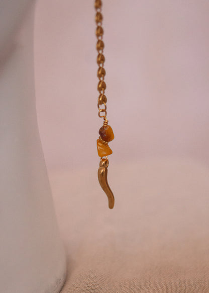 Bijou facial doré avec ambre, cristaux rosés et cornes. Accessoire festival, rituel solaire, costume tribal, photoshoot mystique.