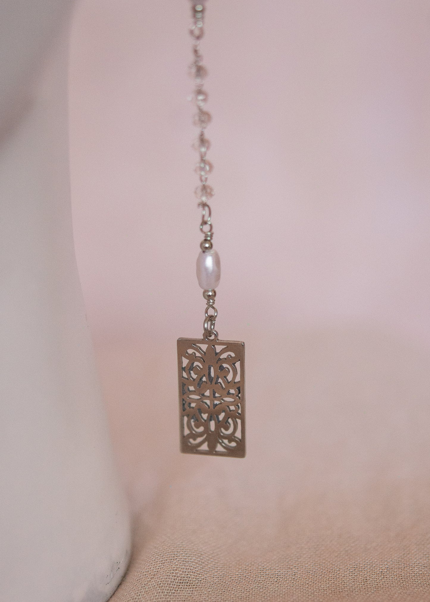 Bijou facial léger en aluminium, perles et breloques géométriques. Accessoire festival, costume, danse, rituel ou photoshoot oriental.