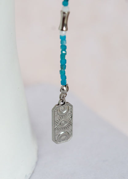 Chaîne de visage en apatite turquoise, lune et pampilles argentées, cartes tarot œil mystique. Bijou facial fait main à Montréal.