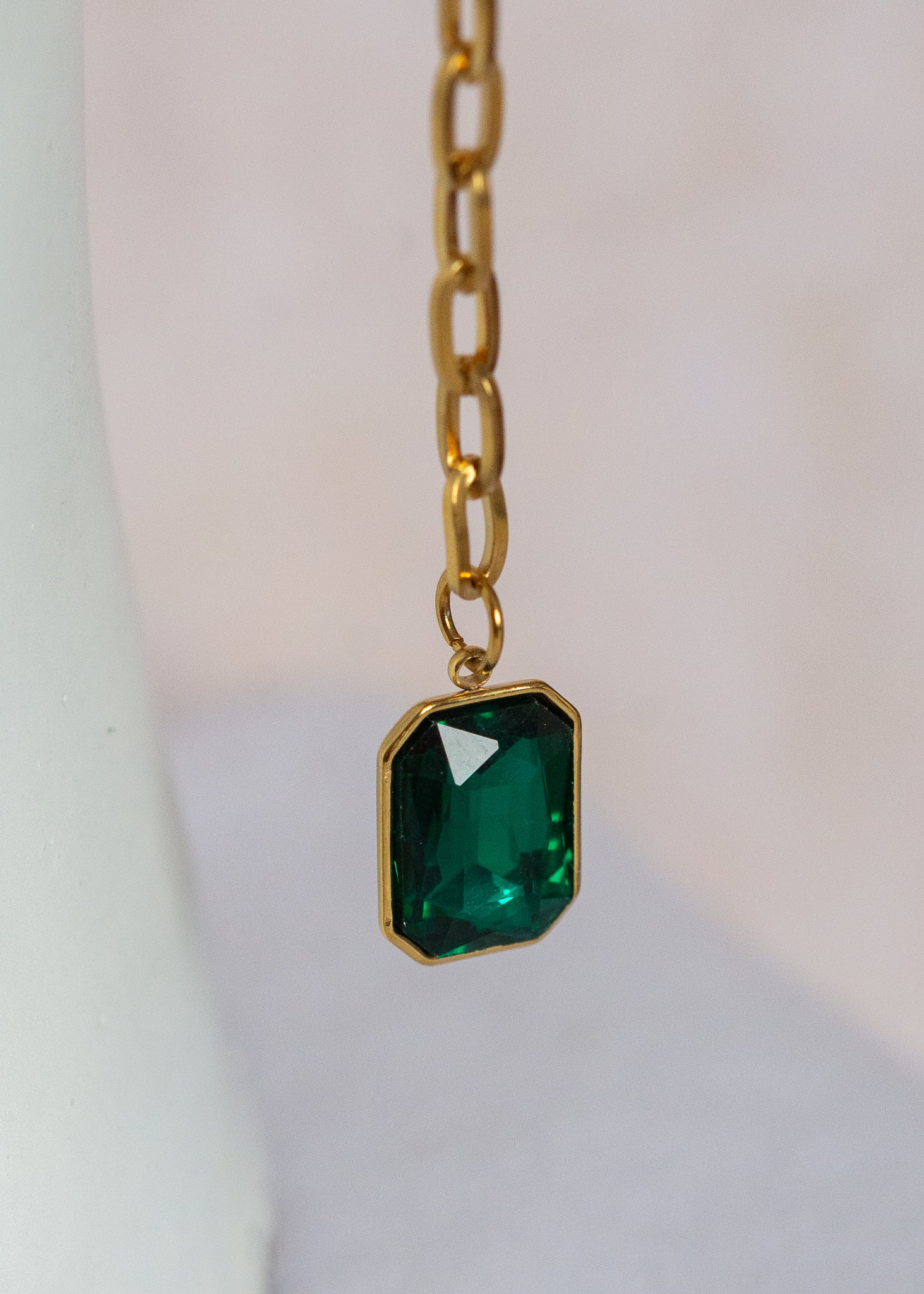 Chaîne de visage en acier inoxydable doré, fleur en perles vertes, pendentif zircon émeraude. Accessoire boho chic pour festival.