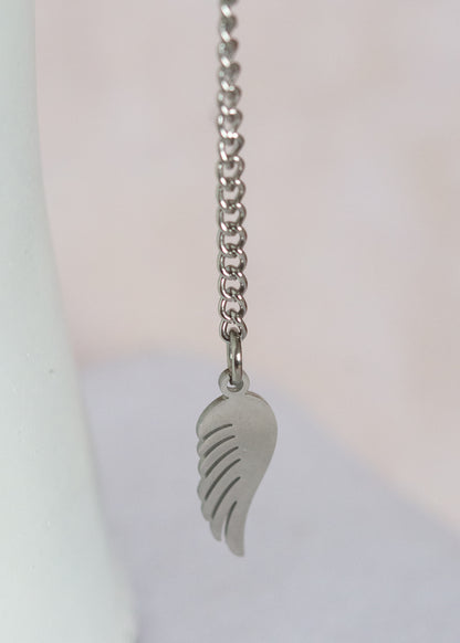 Chaîne de visage en acier inoxydable argenté, billes d’acier et ailes argentées. Bijou minimaliste et élégant.