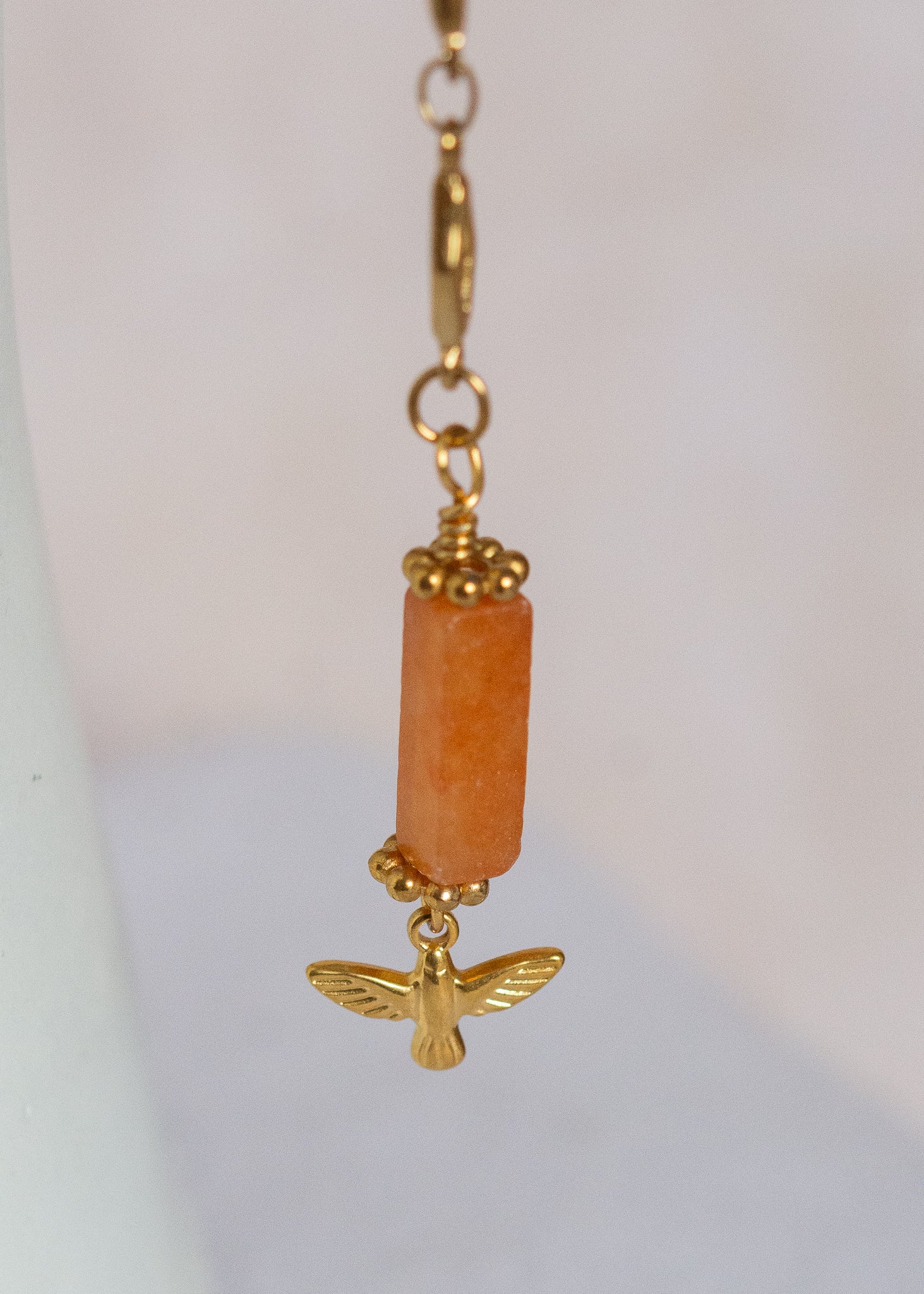 Chaîne de visage en acier inoxydable doré, maillage losange, pierres d’agate orange et charm oiseau. Bijou boho chic solaire.