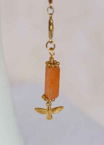 Chaîne de visage en acier inoxydable doré, maillage losange, pierres d’agate orange et charm oiseau. Bijou boho chic solaire.