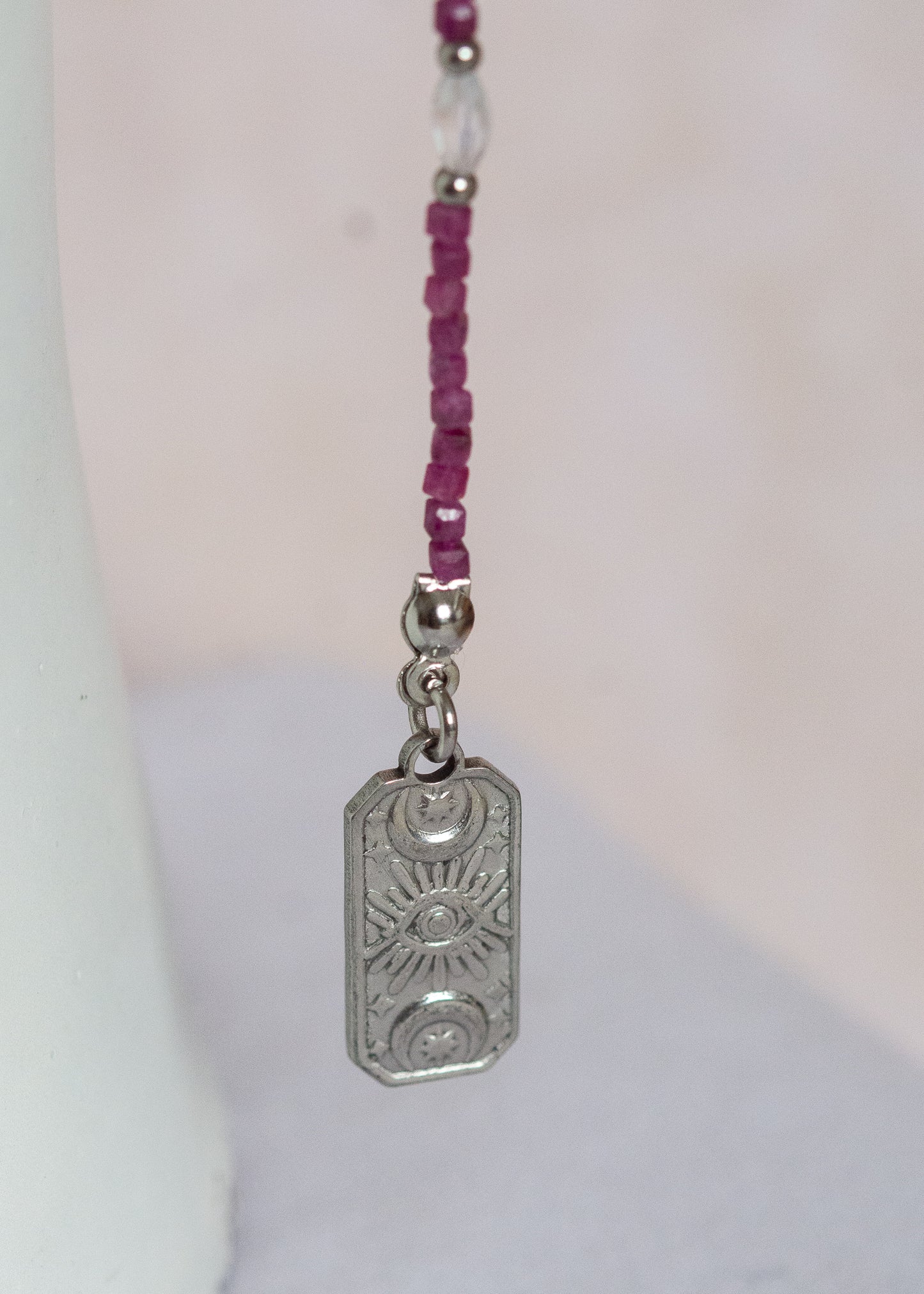 Chaîne de visage en rubis brut (magenta) et pierre de lune, détails en acier argenté, charms, strass et cartes tarot mystique. Bijou facial fait main à Montréal.