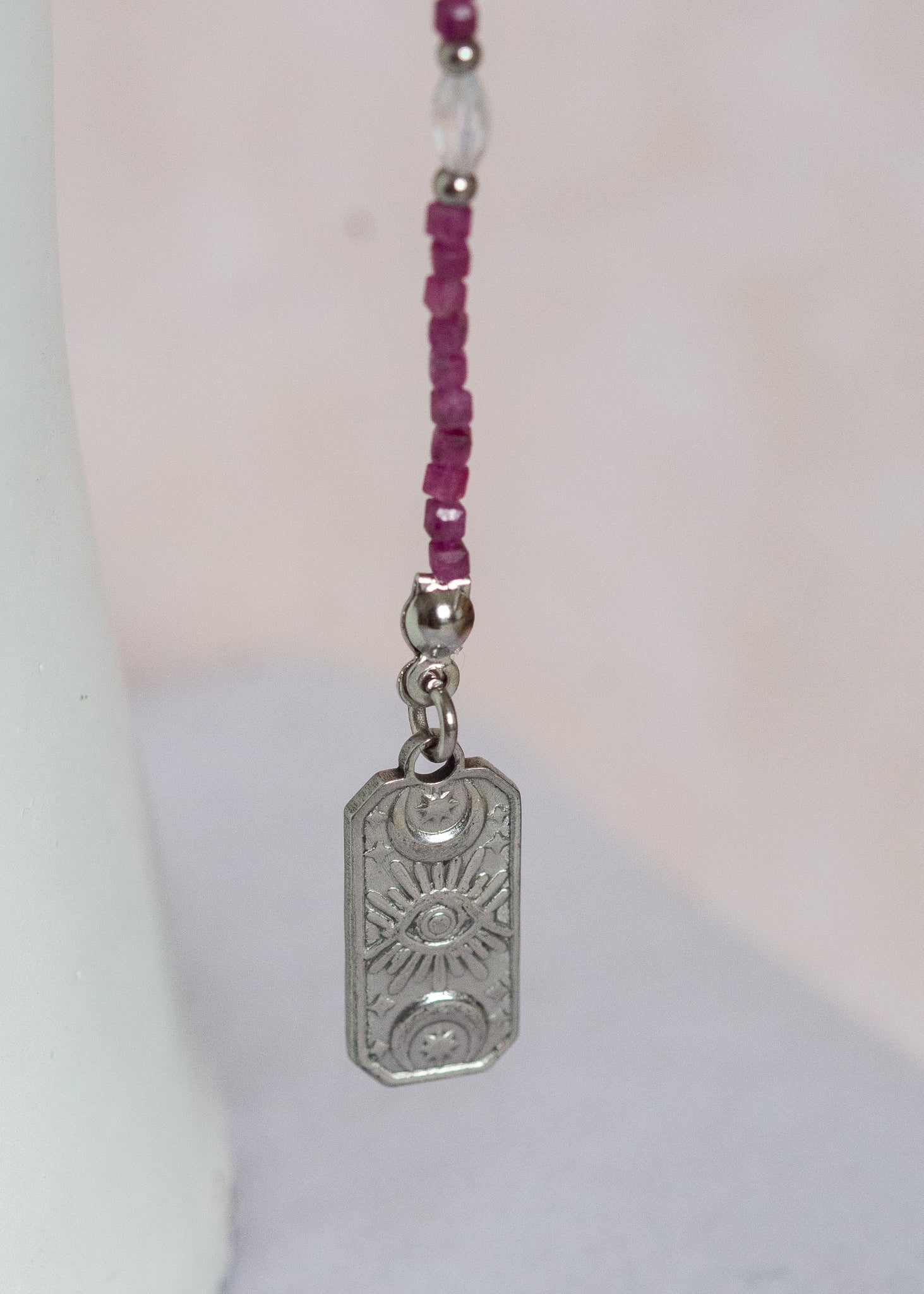 Chaîne de visage en rubis brut (magenta) et pierre de lune, détails en acier argenté, charms, strass et cartes tarot mystique. Bijou facial fait main à Montréal.