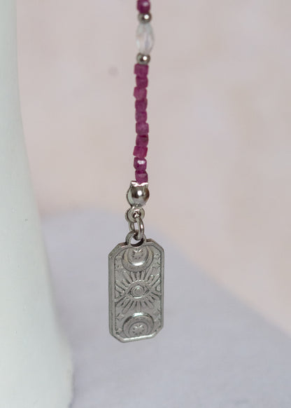 Chaîne de visage en rubis brut (magenta) et pierre de lune, détails en acier argenté, charms, strass et cartes tarot mystique. Bijou facial fait main à Montréal.