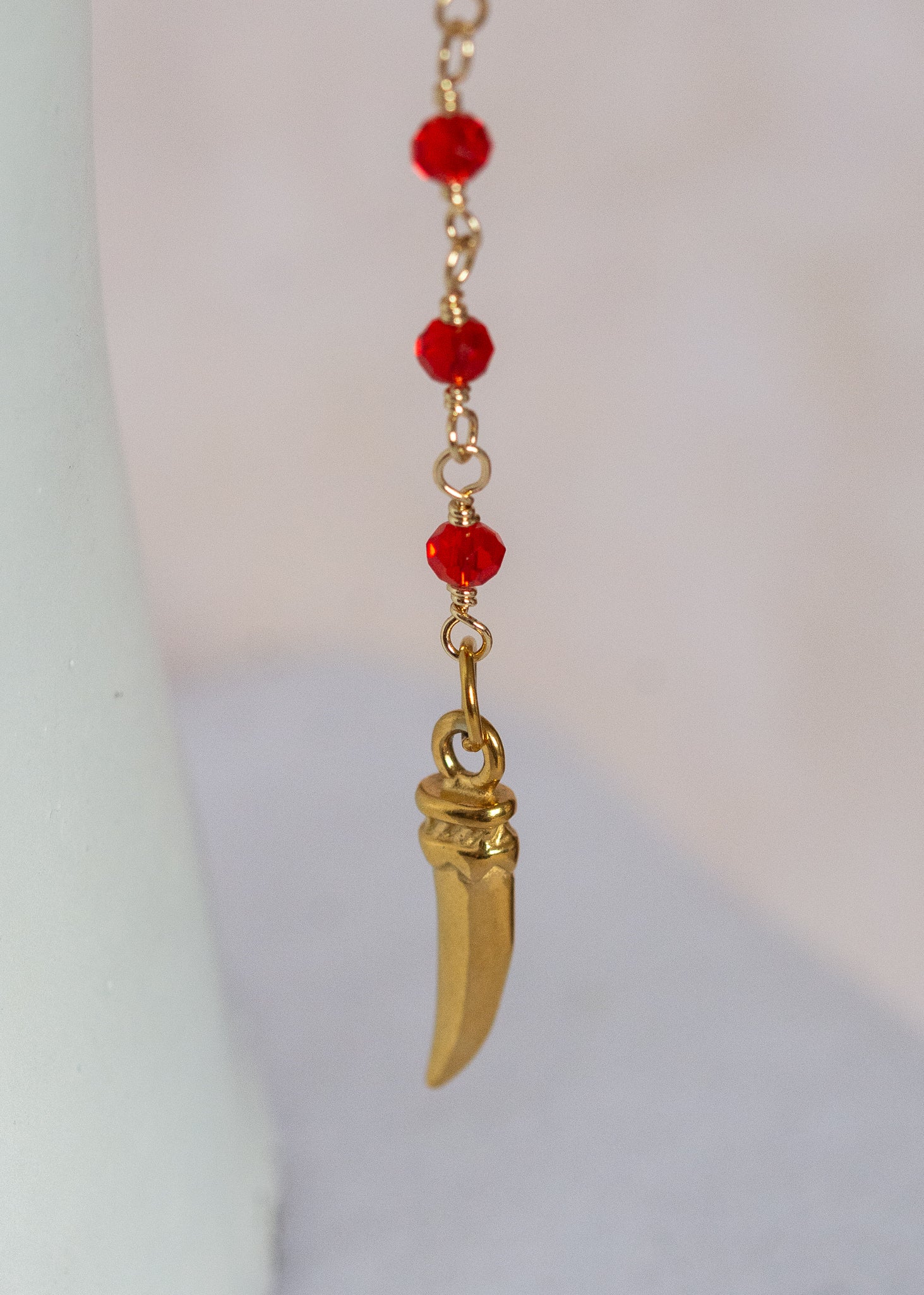 Chaîne de visage en acier inoxydable doré, cristaux rouges et pendentifs corne dorée. Bijou talisman boho chic festival ou soirée.