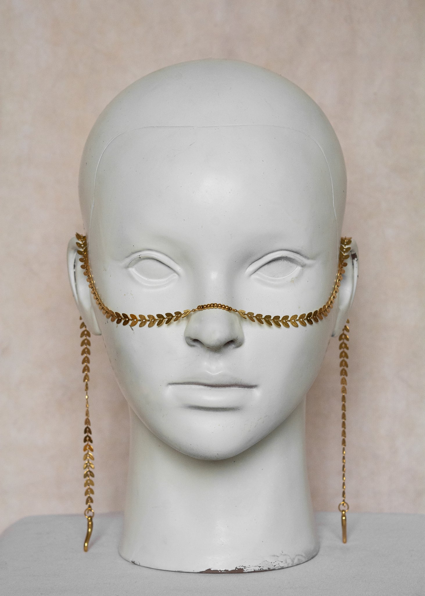 Chaîne de visage en acier inoxydable doré, motif feuille, pendentifs corne. Bijou facial boho chic nature et talisman. Festival, costume, événement...