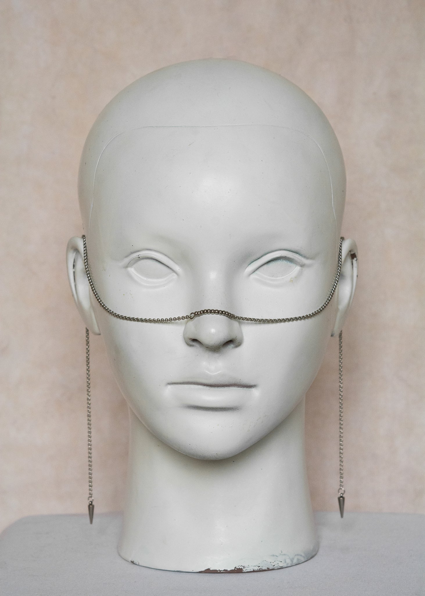 Chaîne de visage en acier inoxydable argenté, billes d’acier et piques argentés. Bijou facial minimaliste pour look bohème alternatif.