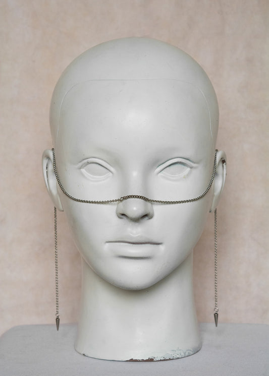 Chaîne de visage en acier inoxydable argenté, billes d’acier et piques argentés. Bijou facial minimaliste pour look bohème alternatif.