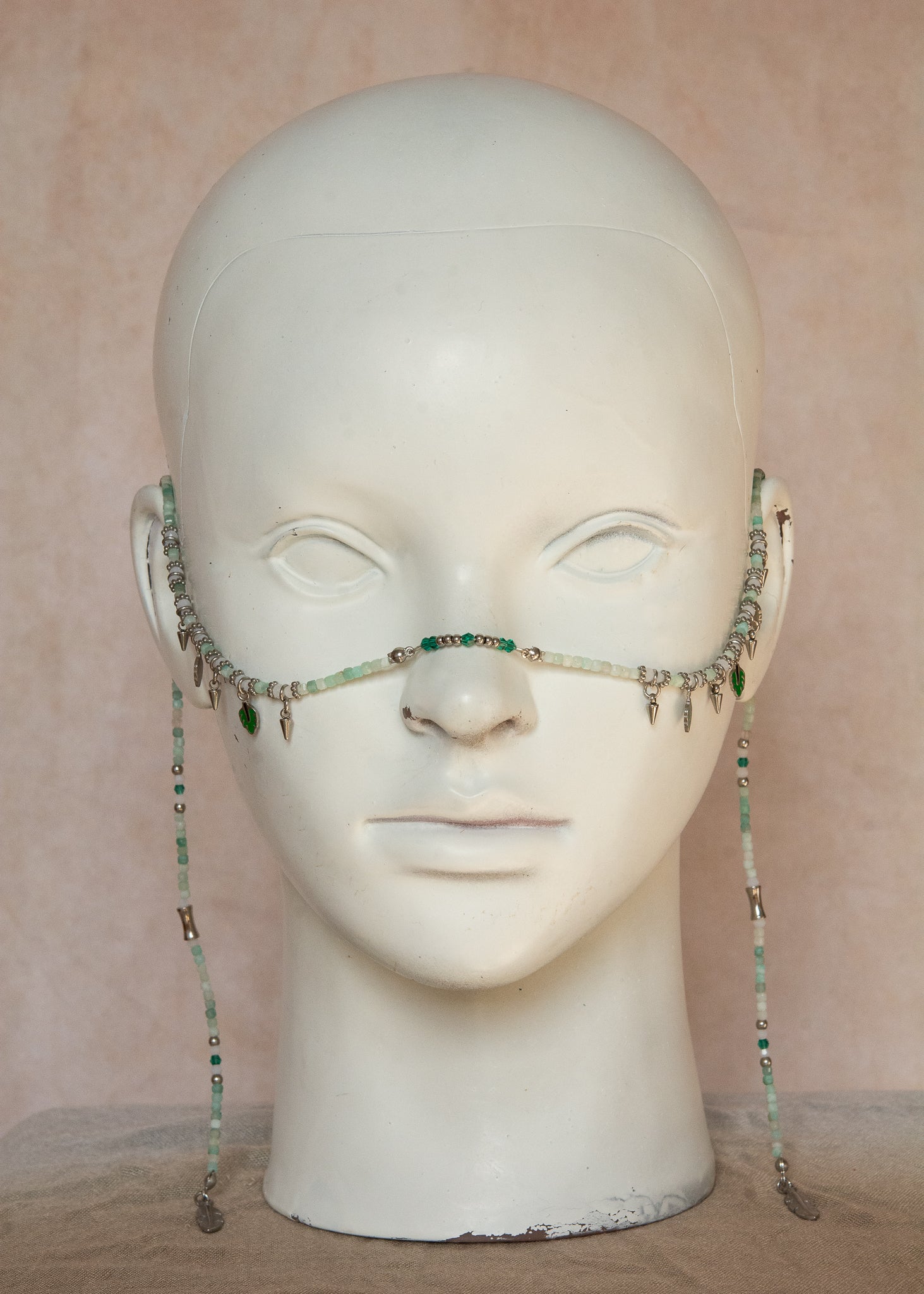 Chaîne de visage unisexe en amazonite naturelle et acier inoxydable, avec plumes et breloques végétales. Bijou rituel fait main, accessoire mystique et bohème pour festivals, costumes, cosplays...