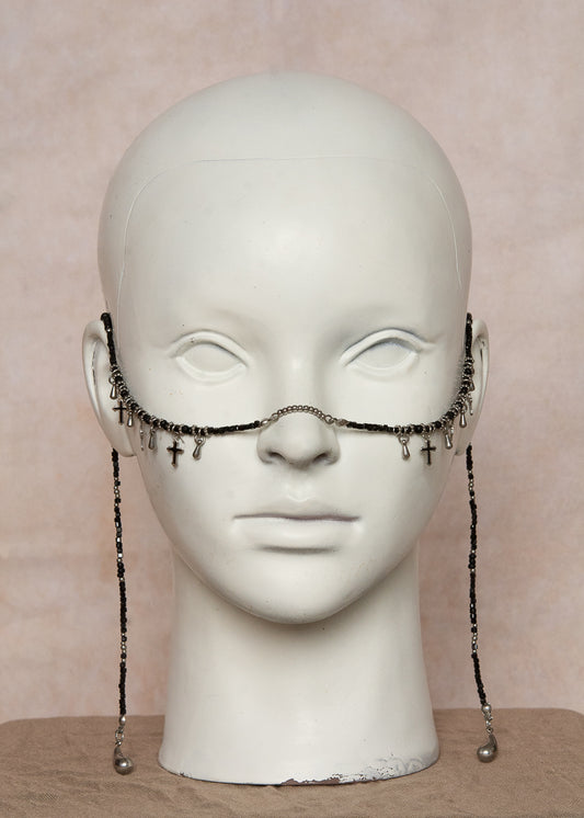Chaîne de visage gothique orientale avec spinelle noire et acier inoxydable. Accessoire facial mystique, bijou de tête pour festival, look dark et spirituel.