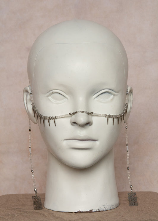 Bijou facial mystique en pierre de lune avec piques argentés. Style céleste et angélique. Accessoire idéal pour festival, rituel ou soirée mystique.