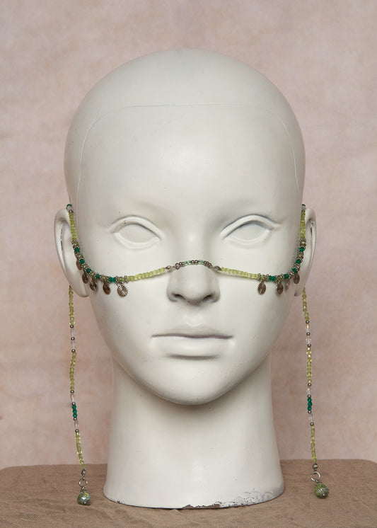Chaîne de visage unisexe en péridot et disques argentés. Accessoire bohème inspiré de la nature, idéal pour look ethnique, festival ou scène artistique.
