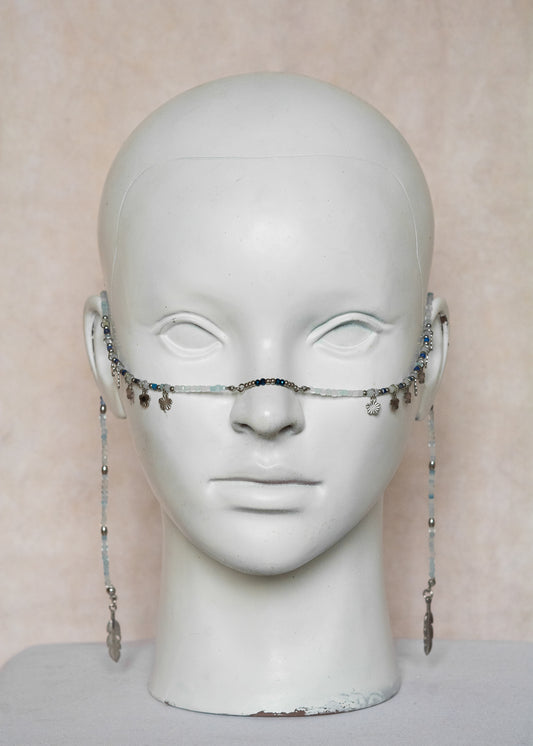 Chaîne de visage en aigue-marine et lapis lazuli, fleurs et plumes en acier argenté. Bijou facial fait main à Montréal. Bijou festival, costume, événement.