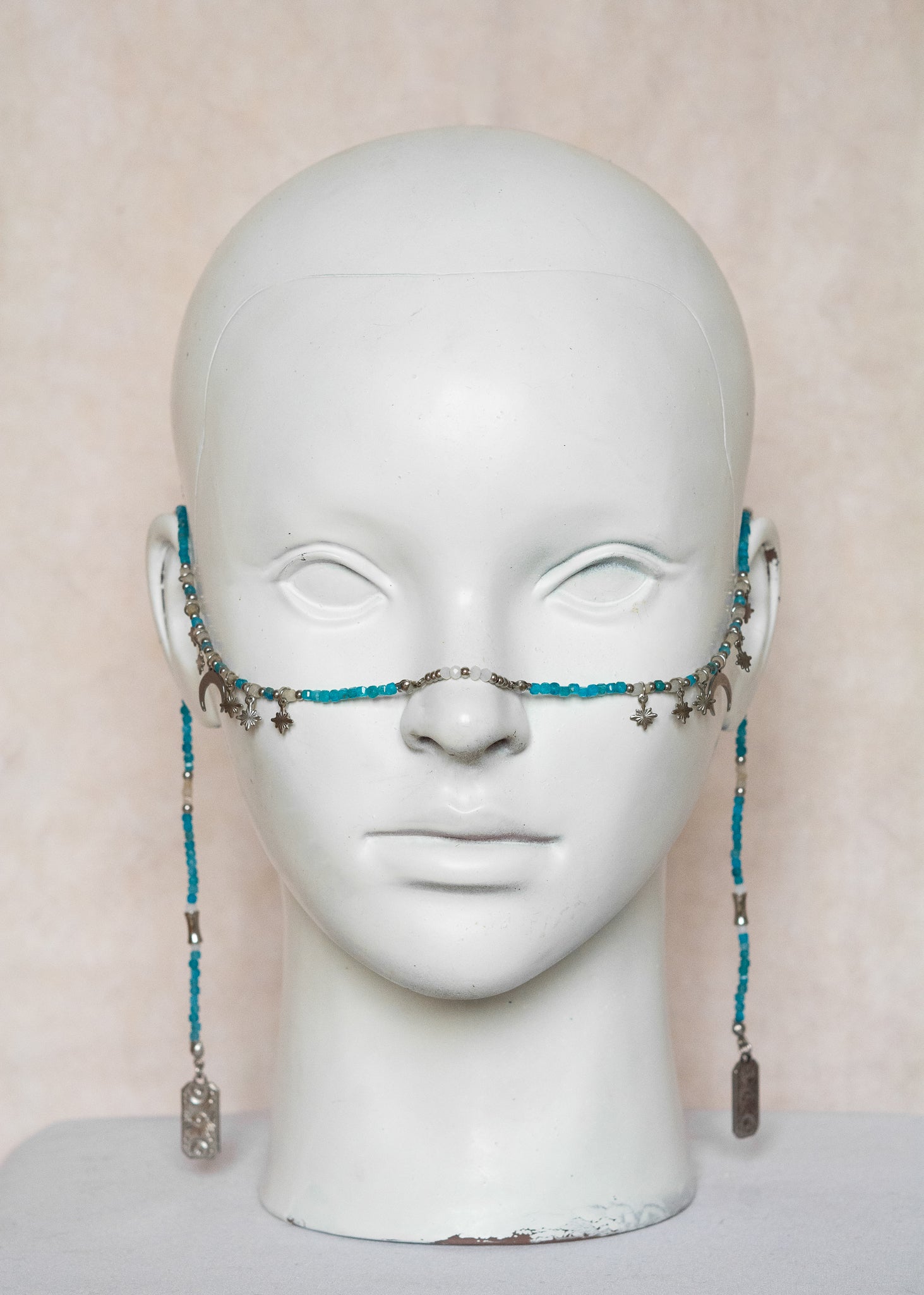 Chaîne de visage en apatite turquoise, lune et pampilles argentées, cartes tarot œil mystique. Bijou facial fait main à Montréal.