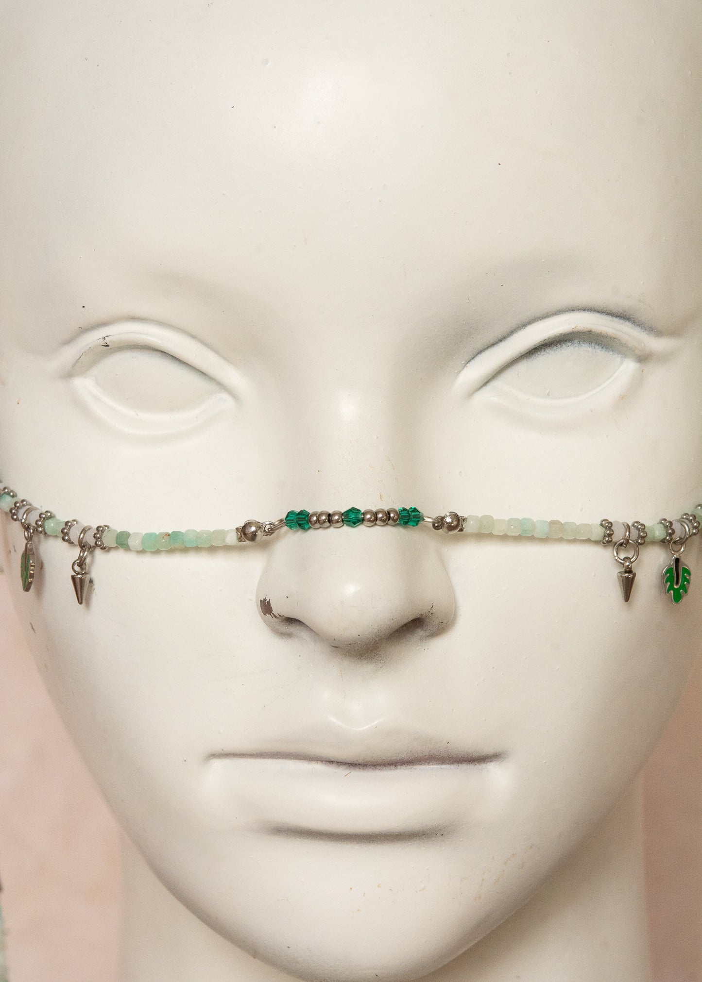 Chaîne de visage unisexe en amazonite naturelle et acier inoxydable, avec plumes et breloques végétales. Bijou rituel fait main, accessoire mystique et bohème pour festivals, costumes, cosplays...