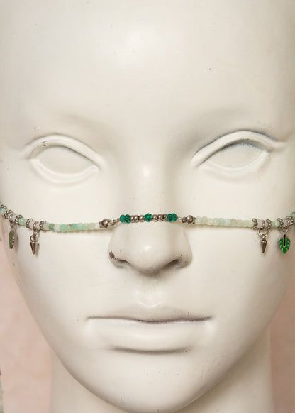 Chaîne de visage unisexe en amazonite naturelle et acier inoxydable, avec plumes et breloques végétales. Bijou rituel fait main, accessoire mystique et bohème pour festivals, costumes, cosplays...