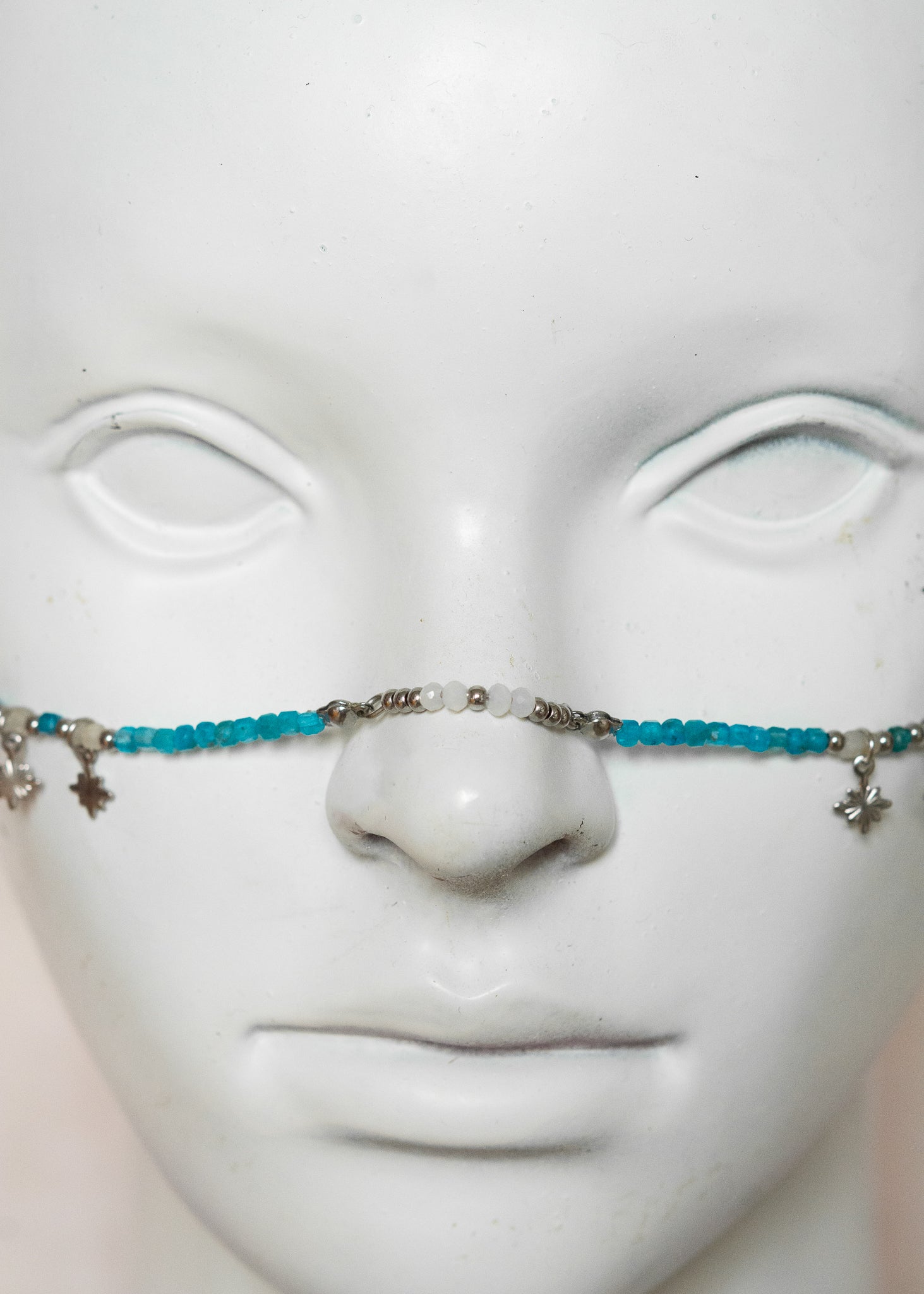 Chaîne de visage en apatite turquoise, lune et pampilles argentées, cartes tarot œil mystique. Bijou facial fait main à Montréal.