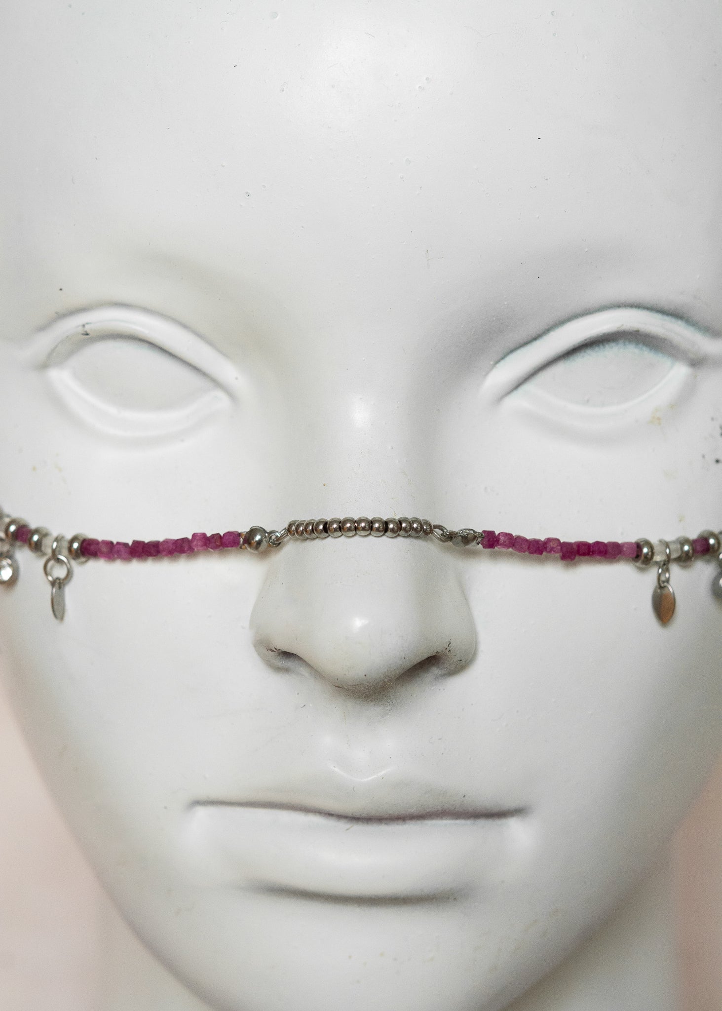 Chaîne de visage en rubis brut (magenta) et pierre de lune, détails en acier argenté, charms, strass et cartes tarot mystique. Bijou facial fait main à Montréal.