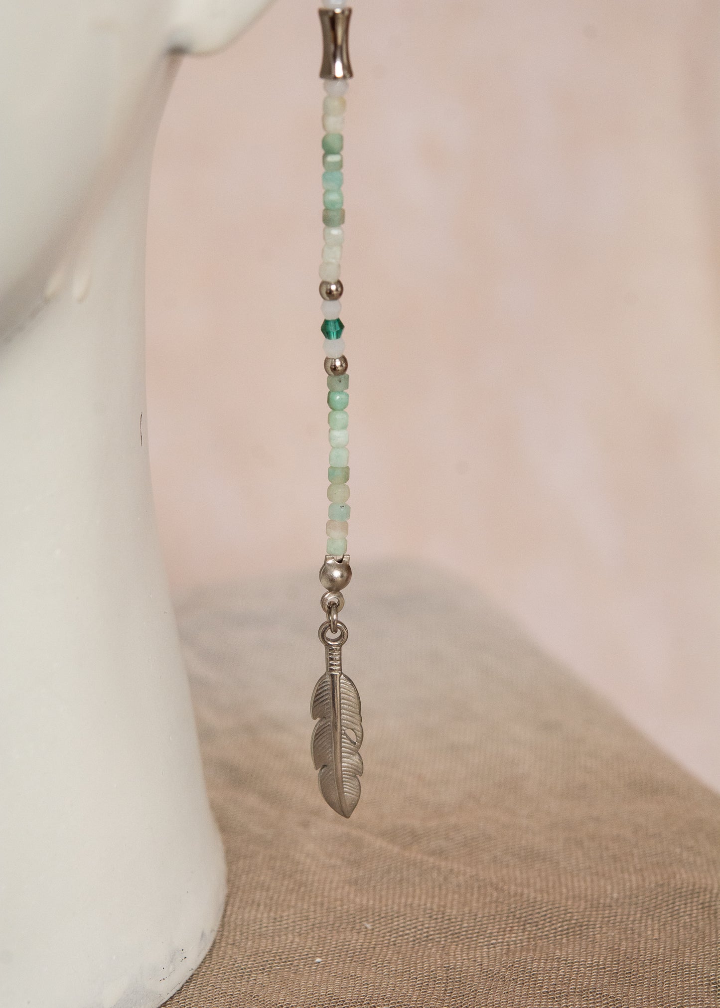 Chaîne de visage unisexe en amazonite naturelle et acier inoxydable, avec plumes et breloques végétales. Bijou rituel fait main, accessoire mystique et bohème pour festivals, costumes, cosplays...