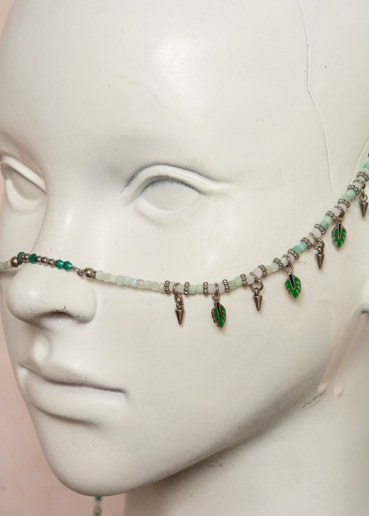 Chaîne de visage unisexe en amazonite naturelle et acier inoxydable, avec plumes et breloques végétales. Bijou rituel fait main, accessoire mystique et bohème pour festivals, costumes, cosplays...