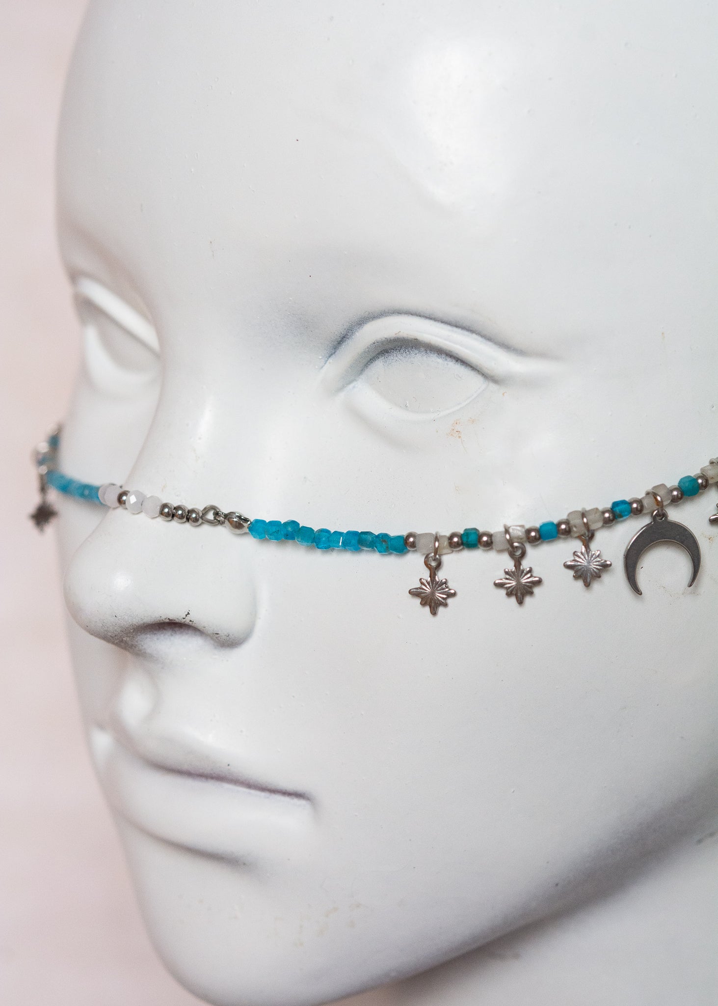 Chaîne de visage en apatite turquoise, lune et pampilles argentées, cartes tarot œil mystique. Bijou facial fait main à Montréal.