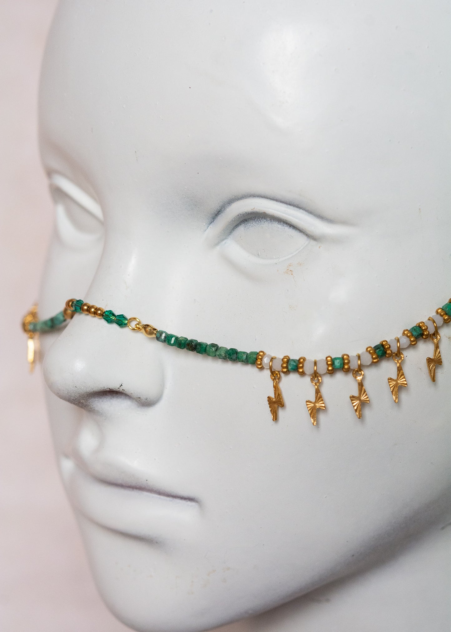 Chaîne de visage avec pierres naturelles de chrysocolla, cristaux verts, détails dorés en acier inoxydable et pierres d’agate indienne | Bijou facial bleu-vert intense | Accessoire de tête artisanal fait main à Montréal | Design structuré et énergique | Pierres fines, éclairs dorés et pont de nez lumineux.