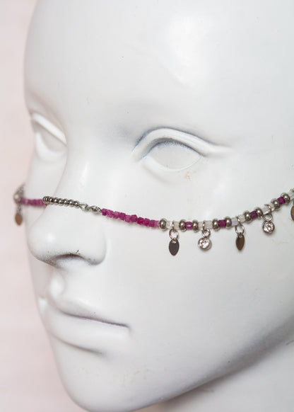 Chaîne de visage en rubis brut (magenta) et pierre de lune, détails en acier argenté, charms, strass et cartes tarot mystique. Bijou facial fait main à Montréal.