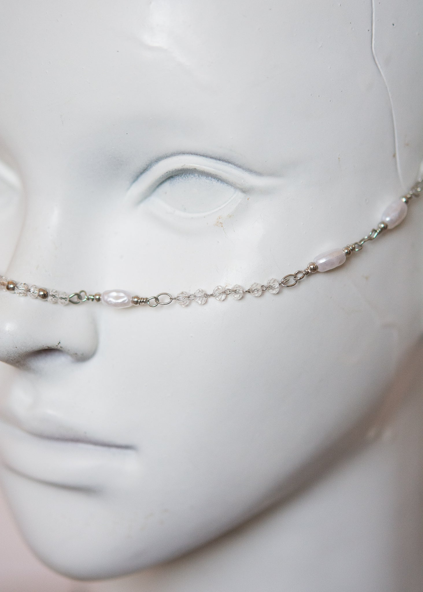 Bijou facial léger en aluminium, perles et breloques géométriques. Accessoire festival, costume, danse, rituel ou photoshoot oriental.