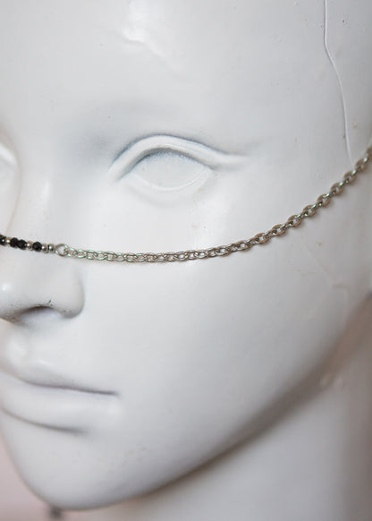 Bijou facial noir et argent avec cristaux facettés. Style gothique, mystique, rituel, costume ou accessoire photoshoot.