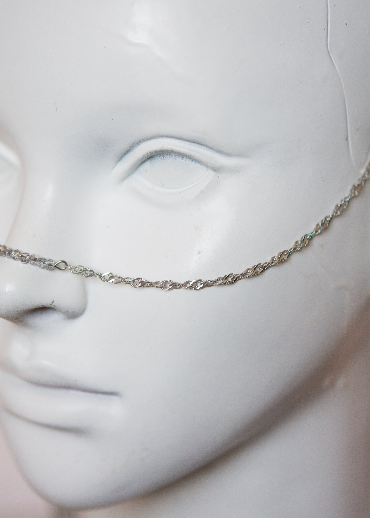 Bijou facial argenté acier inoxydable avec cristaux et cartes de tarot. Accessoire mystique, costume, oracle moderne, festival ou photoshoot rituel.