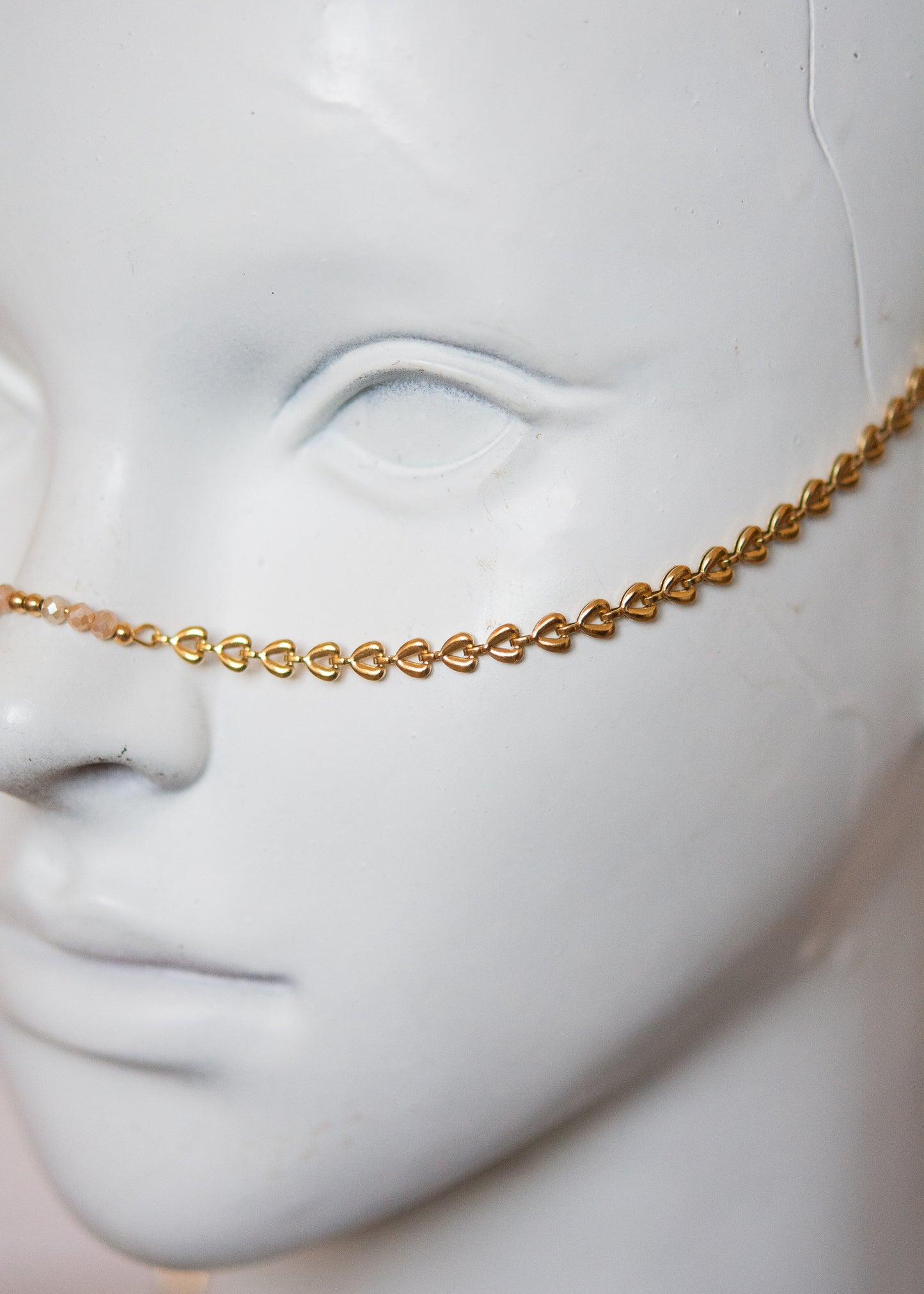 Bijou facial doré avec ambre, cristaux rosés et cornes. Accessoire festival, rituel solaire, costume tribal, photoshoot mystique.