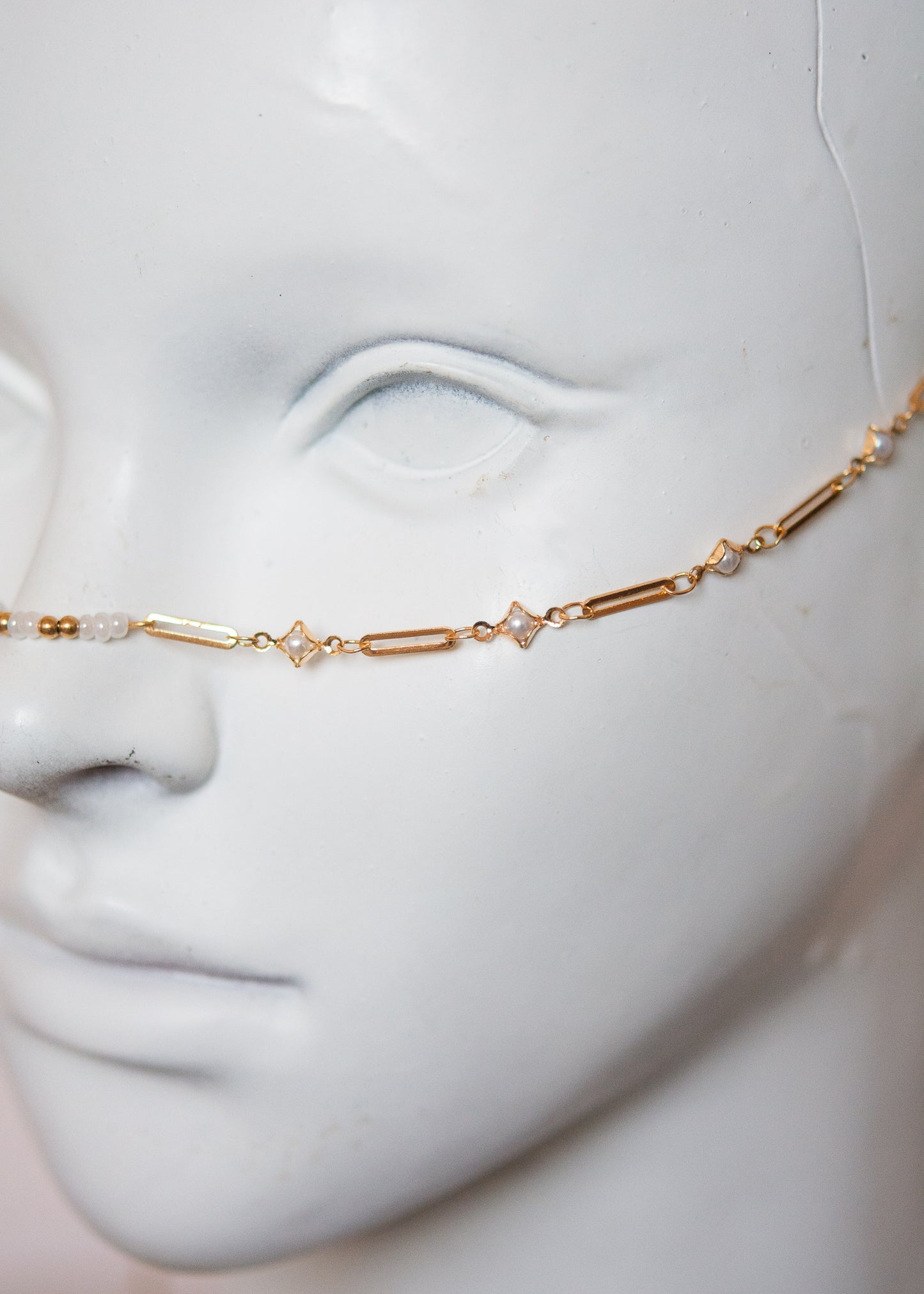 Chaîne de visage dorée avec perles nacrées et perles d’eau douce. Bijou facial mystique, bijou costume, festival, performance de scène.