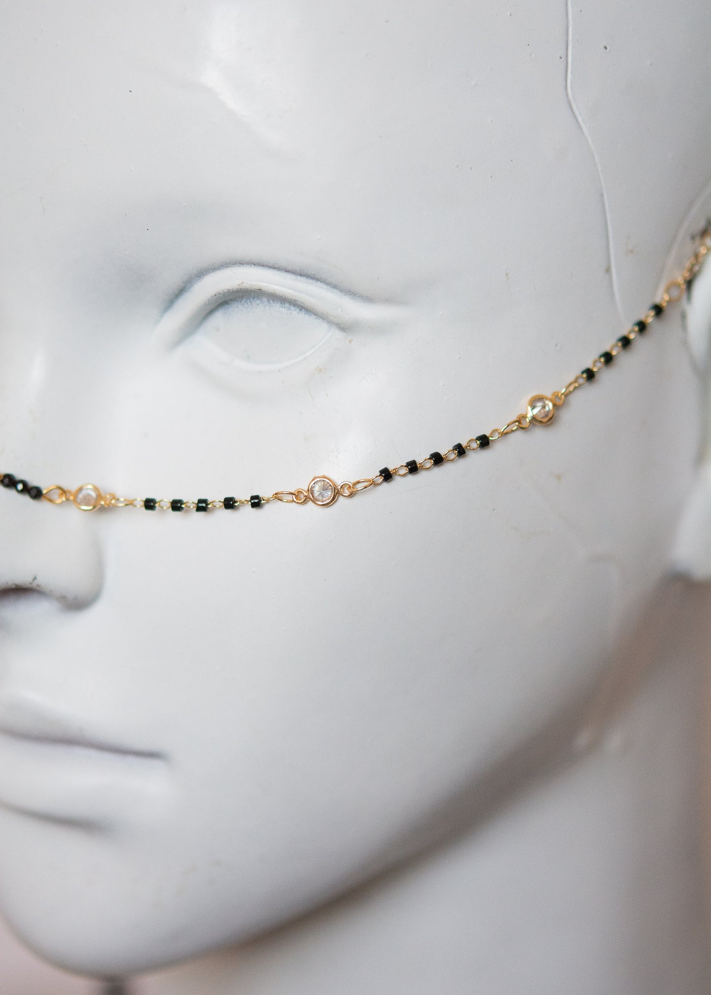 Bijou facial plaqué or avec agate noire rectangulaire et cristaux. Chaîne de visage mystique et protectrice, style goth alchimique.